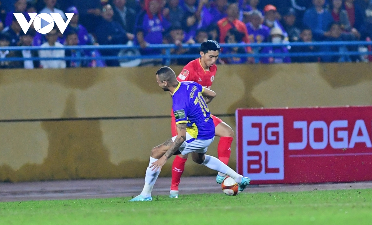 van hau thi dau khong nuong chan voi cac dong doi cu o ha noi fc hinh anh 3