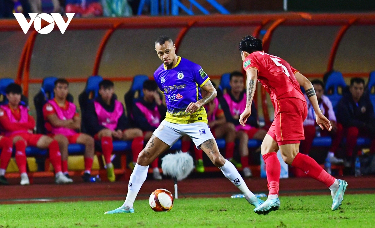 van hau thi dau khong nuong chan voi cac dong doi cu o ha noi fc hinh anh 4