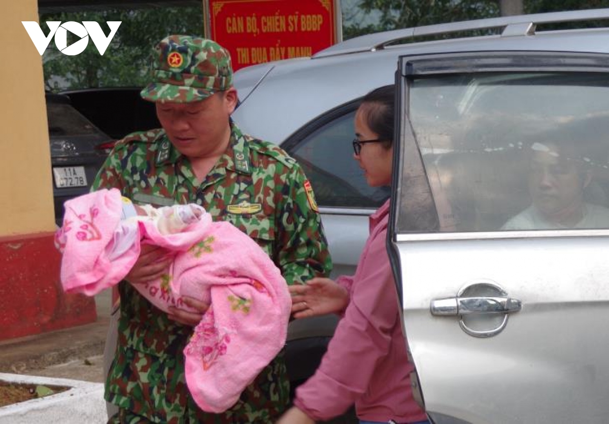 bat giu nhom doi tuong mua ban tre em qua bien gioi hinh anh 1