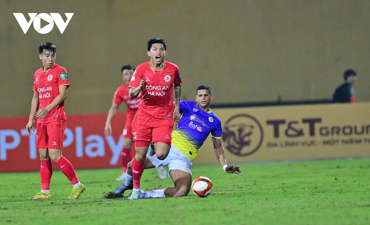 van hau thi dau khong nuong chan voi cac dong doi cu o ha noi fc hinh anh 7