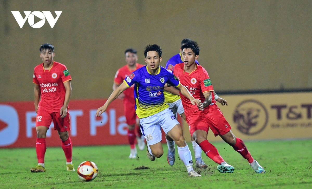 van hau thi dau khong nuong chan voi cac dong doi cu o ha noi fc hinh anh 8