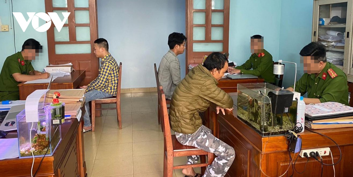 khởi tố 3 đối tượng đánh nữ nhân viên gác chắn tàu ở Đà nẵng hình ảnh 1 khoi to 3 doi tuong danh nu nhan vien gac chan tau o Da nang hinh anh 1