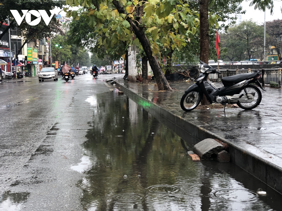 via he vua lat, nguoi dan tu xay cau dan va buc be lan chiem de buon ban hinh anh 6