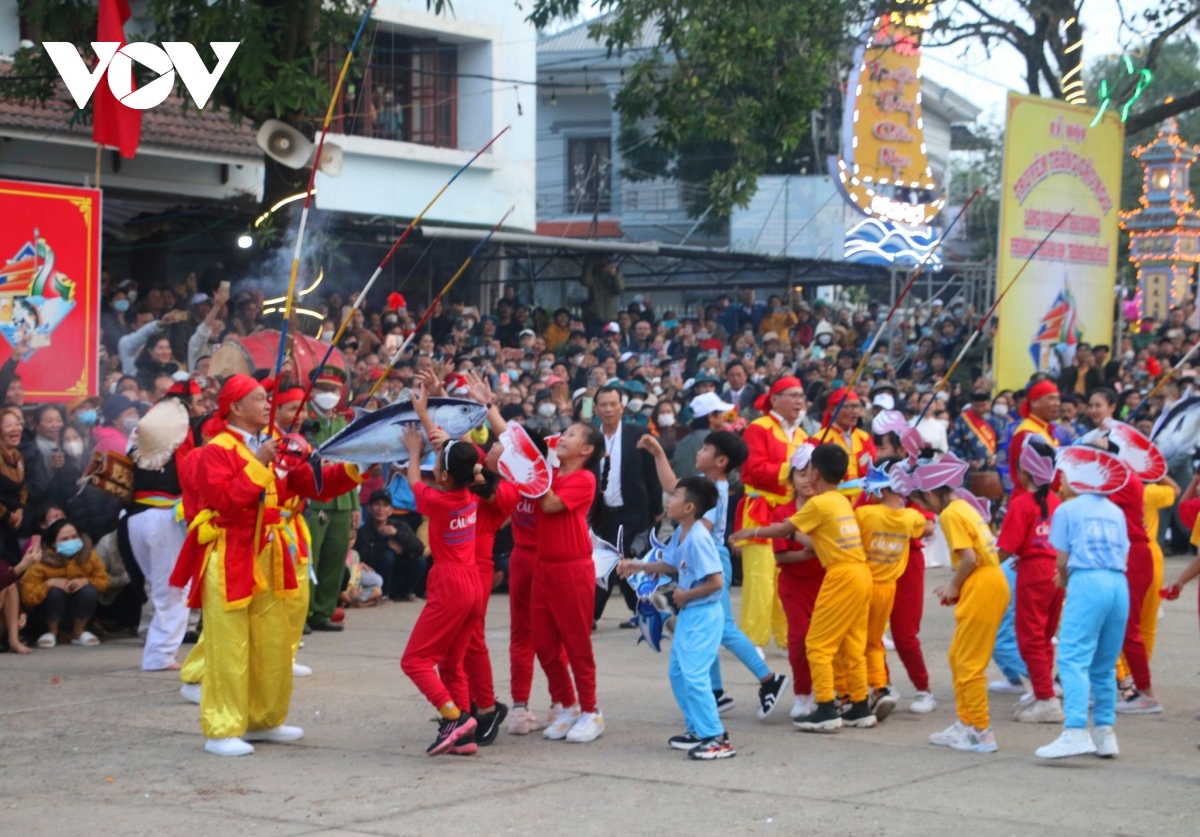 thua thien hue Dac sac le hoi cau ngu lang thai duong hinh anh 1