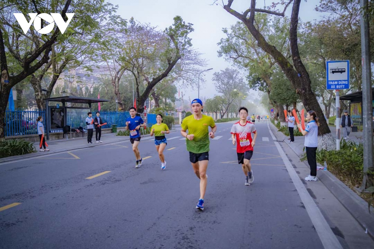 nguoi dan hue chay vi cong dong trong suong som hinh anh 9