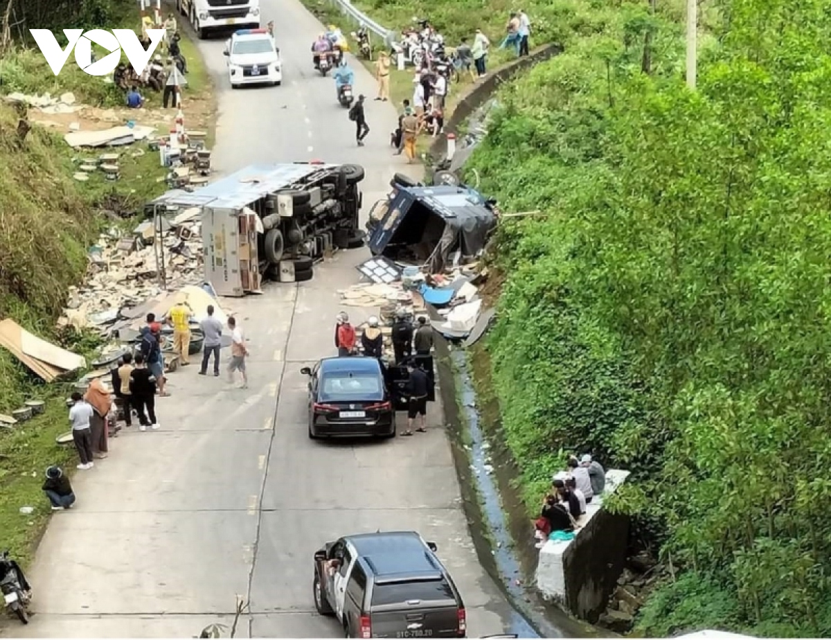 Hai xe tải của hai anh em tông nhau, lật nhào dưới chân đèo Vi Ô Lắc