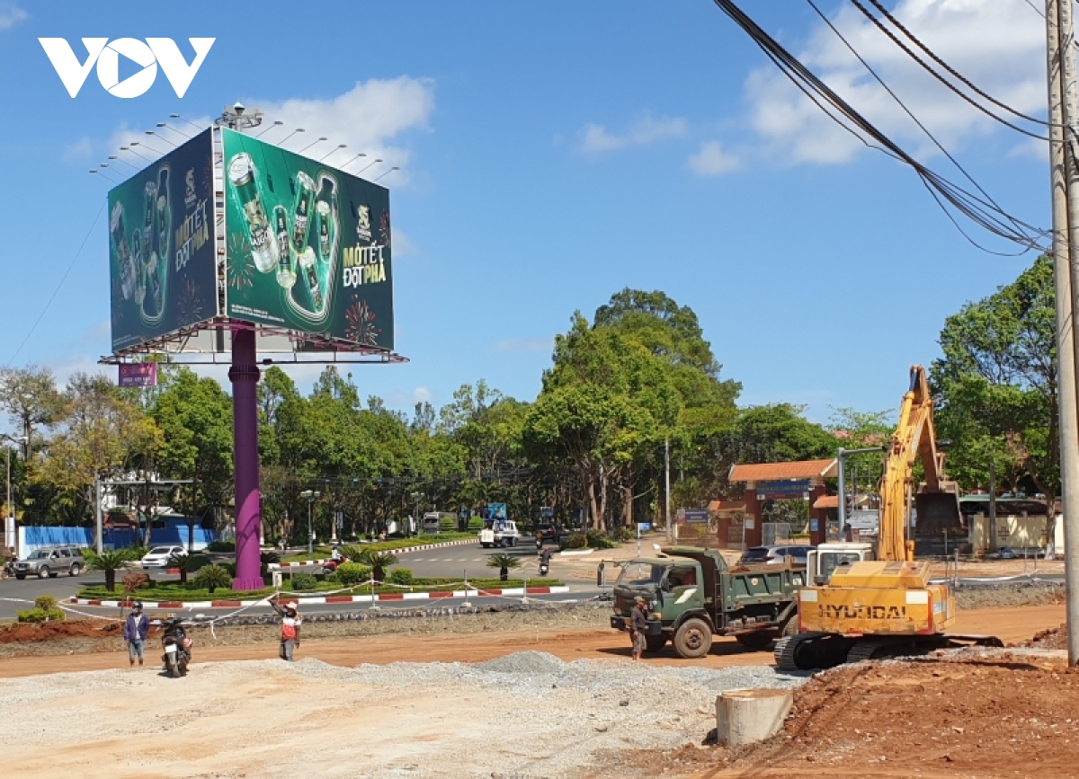 toan luc thi cong,ànlựcthicôngđạilộnghìntỷđếmngàyvềđíchdịpLễhộicàphêBuônMaThuộ<strong></strong> dai lo nghin ty dem ngay ve dich dip le hoi ca phe buon ma thuot hinh anh 1