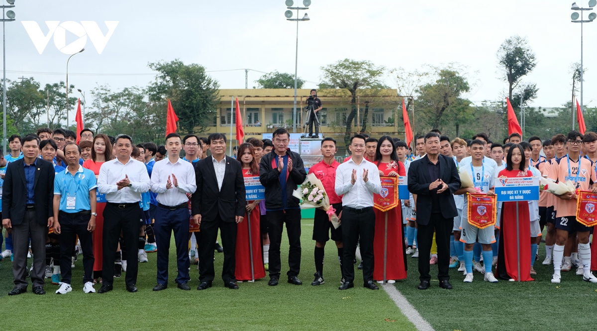 khai mac vong loai giai bong da thanh nien sinh vien khu vuc mien trung lan thu nhat hinh anh 1