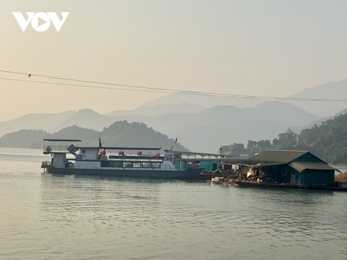 169 tau du lich o long ho hoa binh bi dinh chi hoat dong hinh anh 2