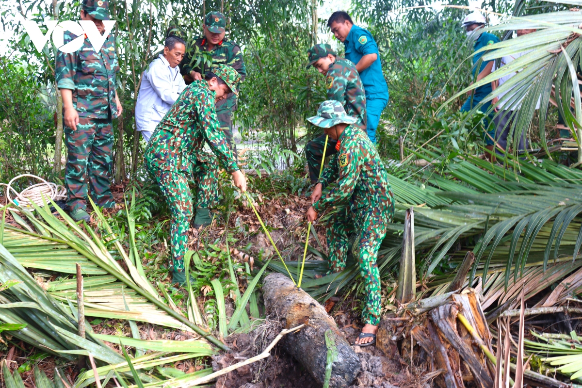 Thu gom an toàn quả bom nặng 250kg ở U Minh