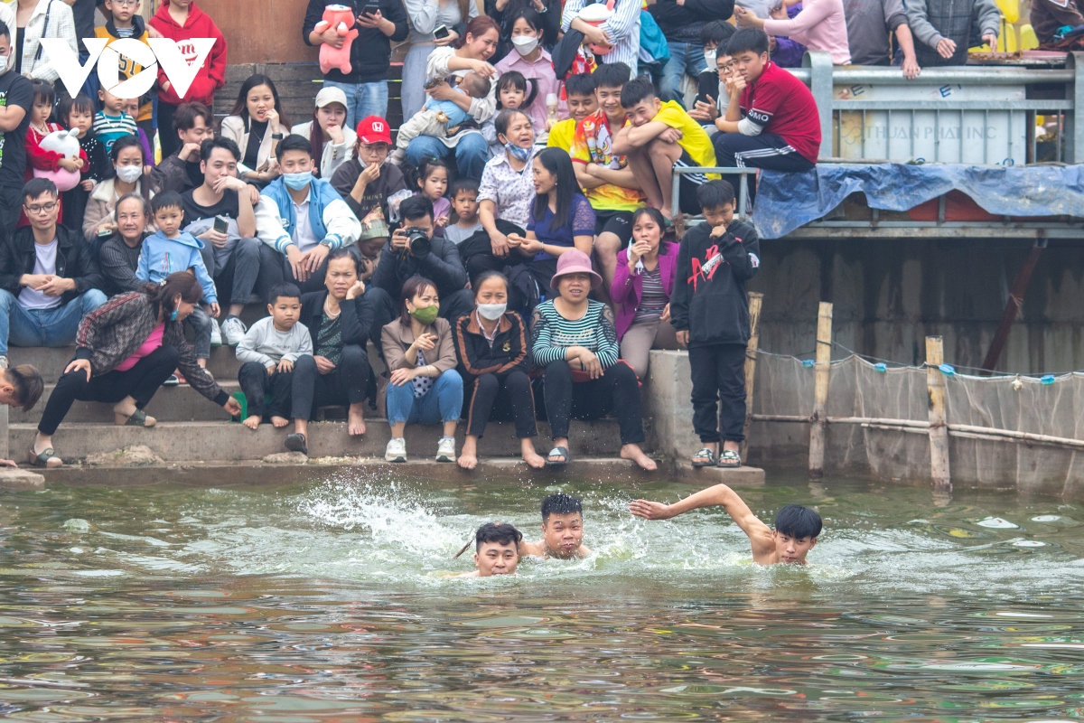 bất chấp giá rét, trai làng dầm mình dưới ao hào hứng thi bắt vịt hình ảnh 5 bat chap gia ret, trai lang dam minh duoi ao hao hung thi bat vit hinh anh 5