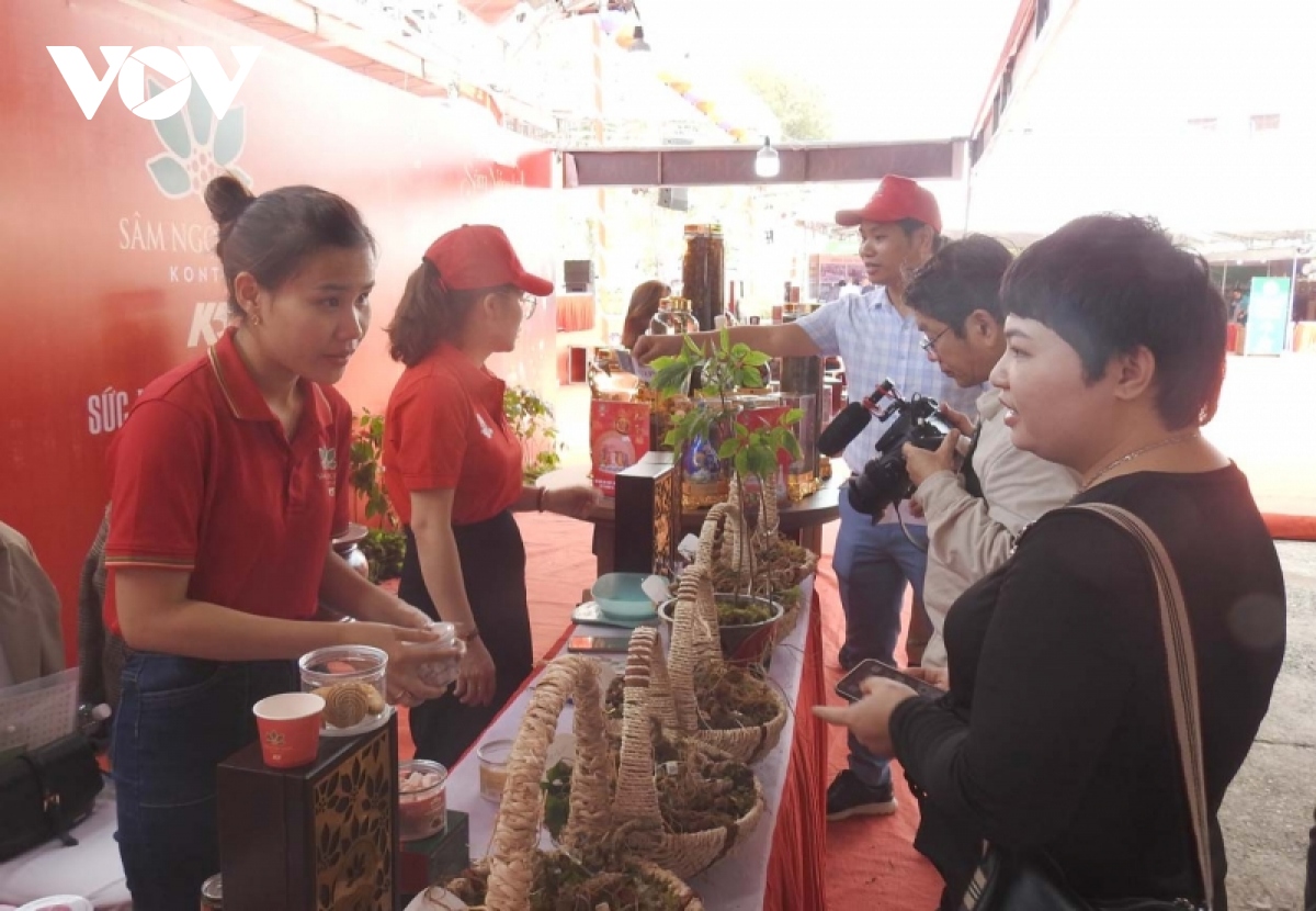 kon tum khai mac phien cho sam ngoc linh gan voi du lich hinh anh 2