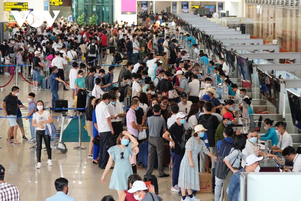 Hạn chế người thân đón, tiễn vào giờ cao điểm ở sân bay Nội Bài