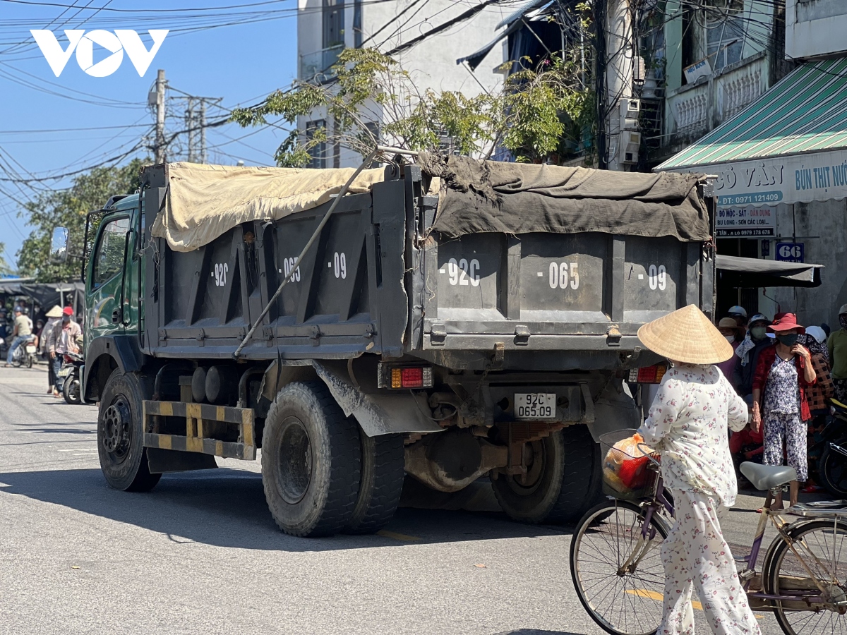 Xe máy va chạm với xe tải, con trai tử vong, mẹ bị thương nặng