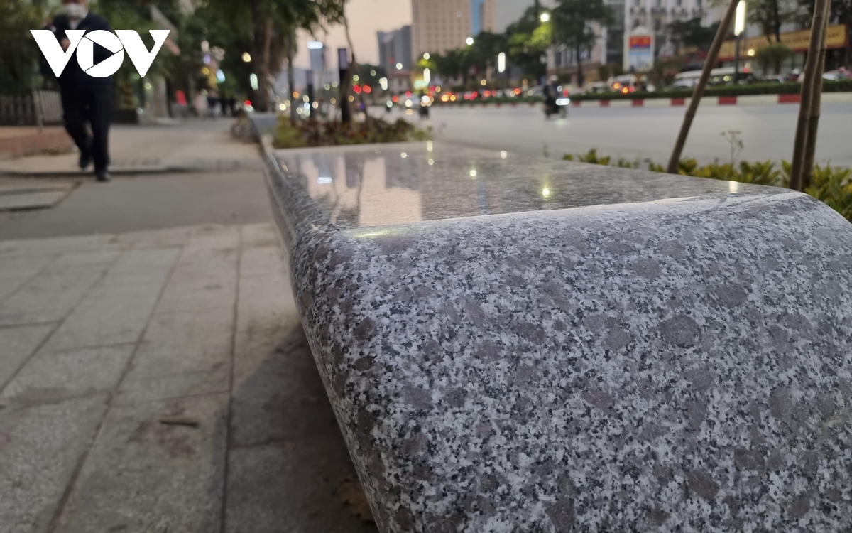 Hàng loạt ghế đá được lắp dưới hàng hoa sữa trên đường Nguyễn Chí ...