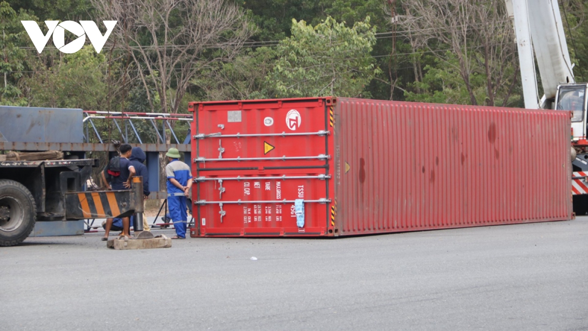 lai lat xe container tai vong xoay trong khu cong nghiep o binh duong hinh anh 2