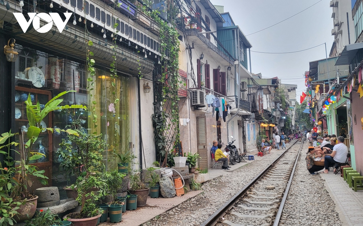 du khach nuoc ngoai van bat chap nguy hiem,áchbấtchấpnguyhiểmtrànvàophốcàphêđườngtà<strong></strong> tran vao pho ca phe duong tau ha noi hinh anh 1