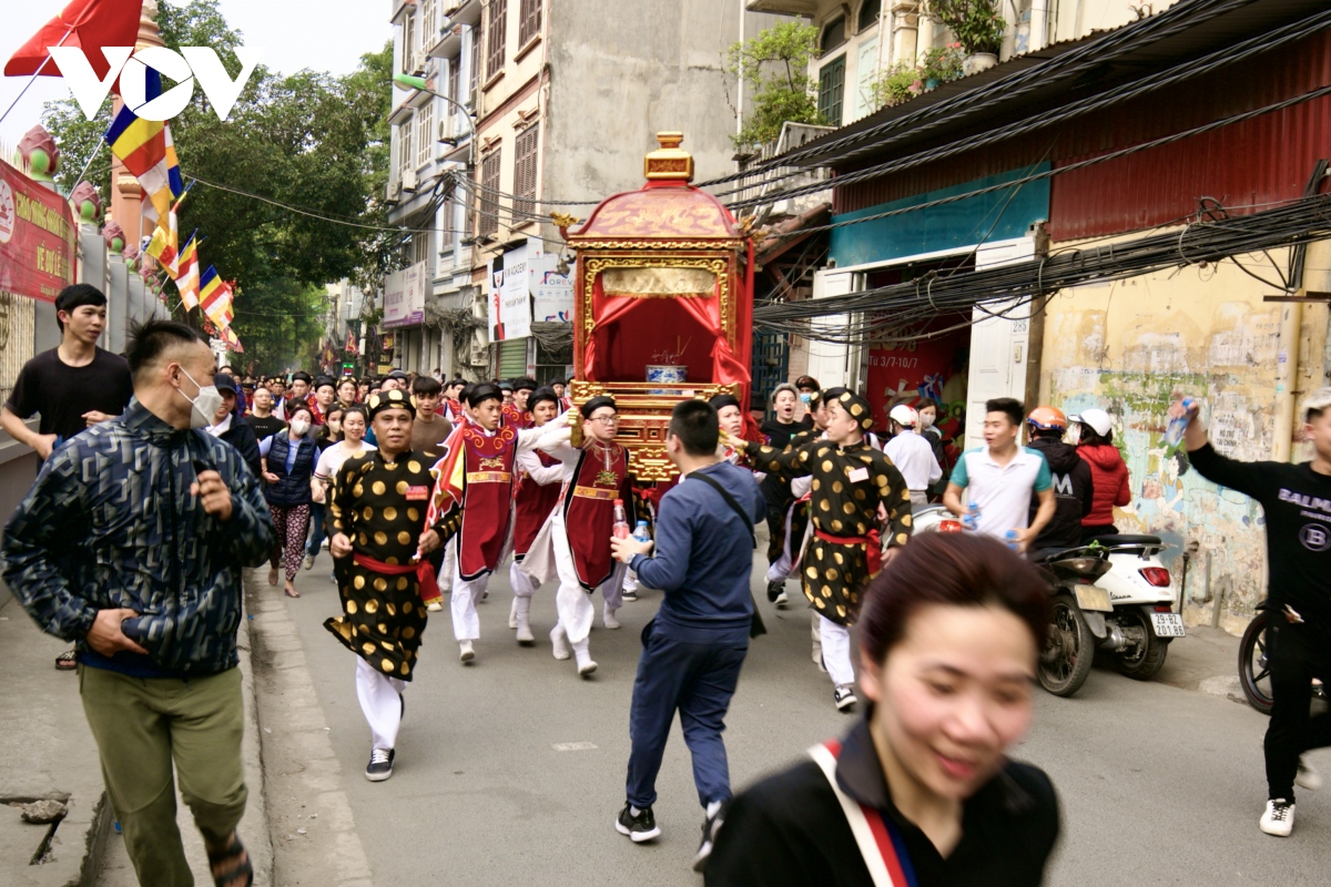 le hoi ruoc kieu nhu thi chay nao nhiet duong pho ha noi hinh anh 8