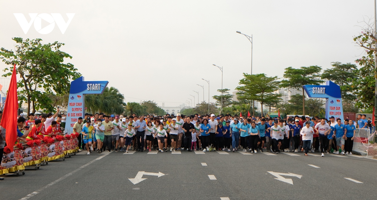 hon 3.000 nguoi tham gia ngay chay olympic 2023 o Da nang hinh anh 1