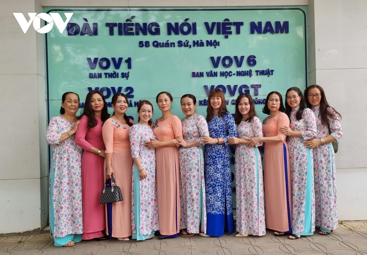 nu vien chuc Dai tieng noi viet nam huong ung tuan le Ao dai nam 2023 hinh anh 2