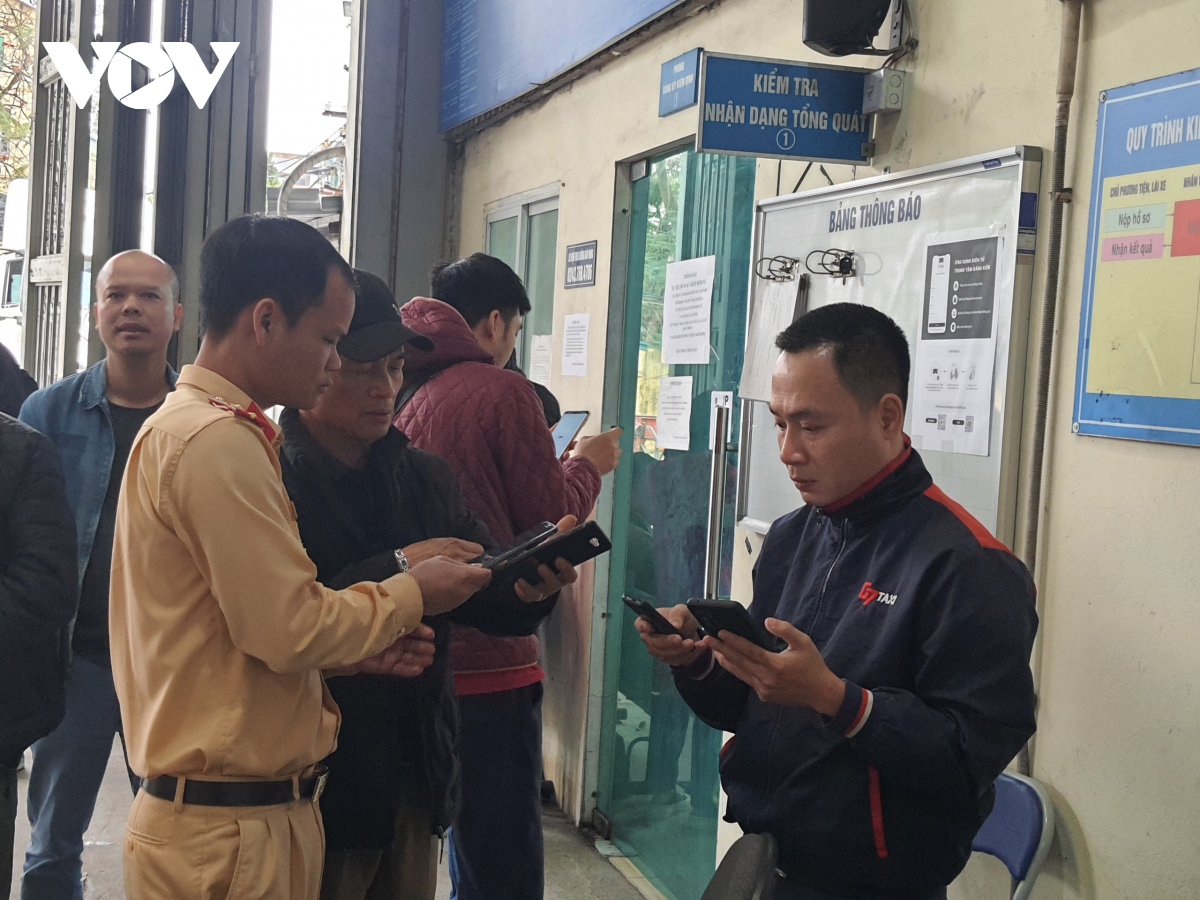 Trung tâm đăng kiểm ở Hà Nội bớt ùn tắc hơn khi có sự &quot;chi viện&quot; của CSGT - Ảnh 16.