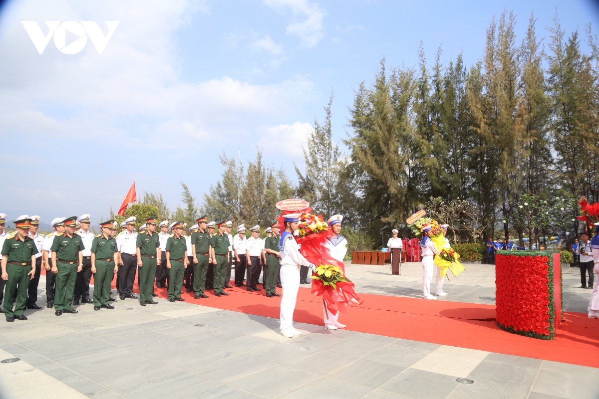 dang huong tuong niem cac anh hung liet si gac ma hinh anh 1