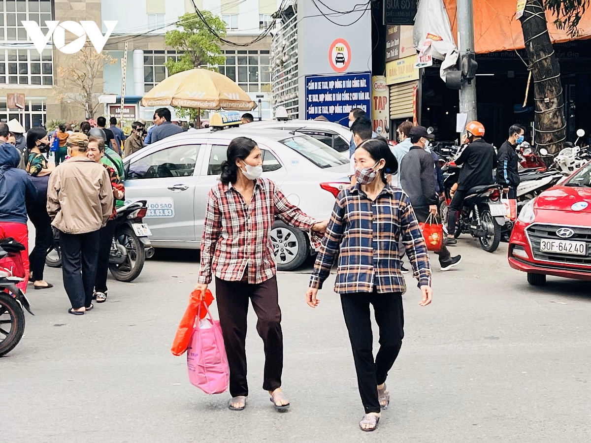 cau vuot bo hanh bo khong, nguoi di bo bat chap nguy hiem sang duong hinh anh 3