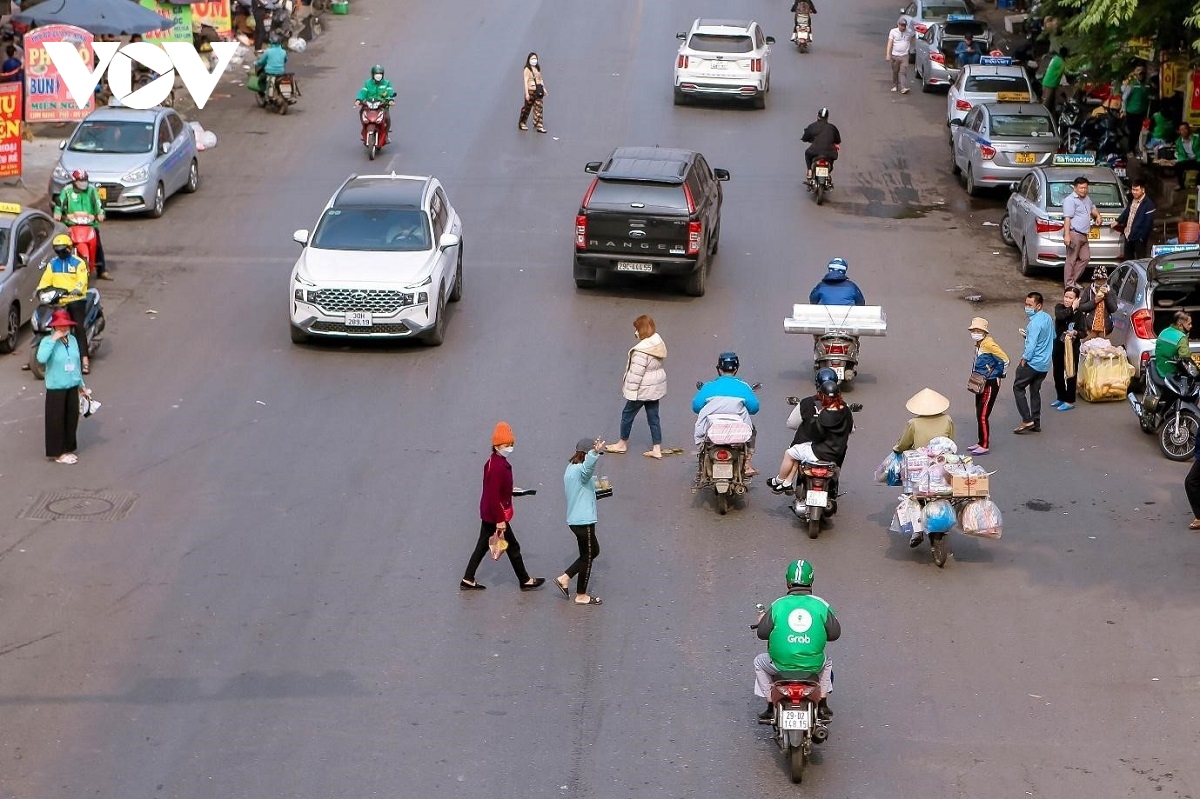 cau vuot bo hanh bo khong, nguoi di bo bat chap nguy hiem sang duong hinh anh 5