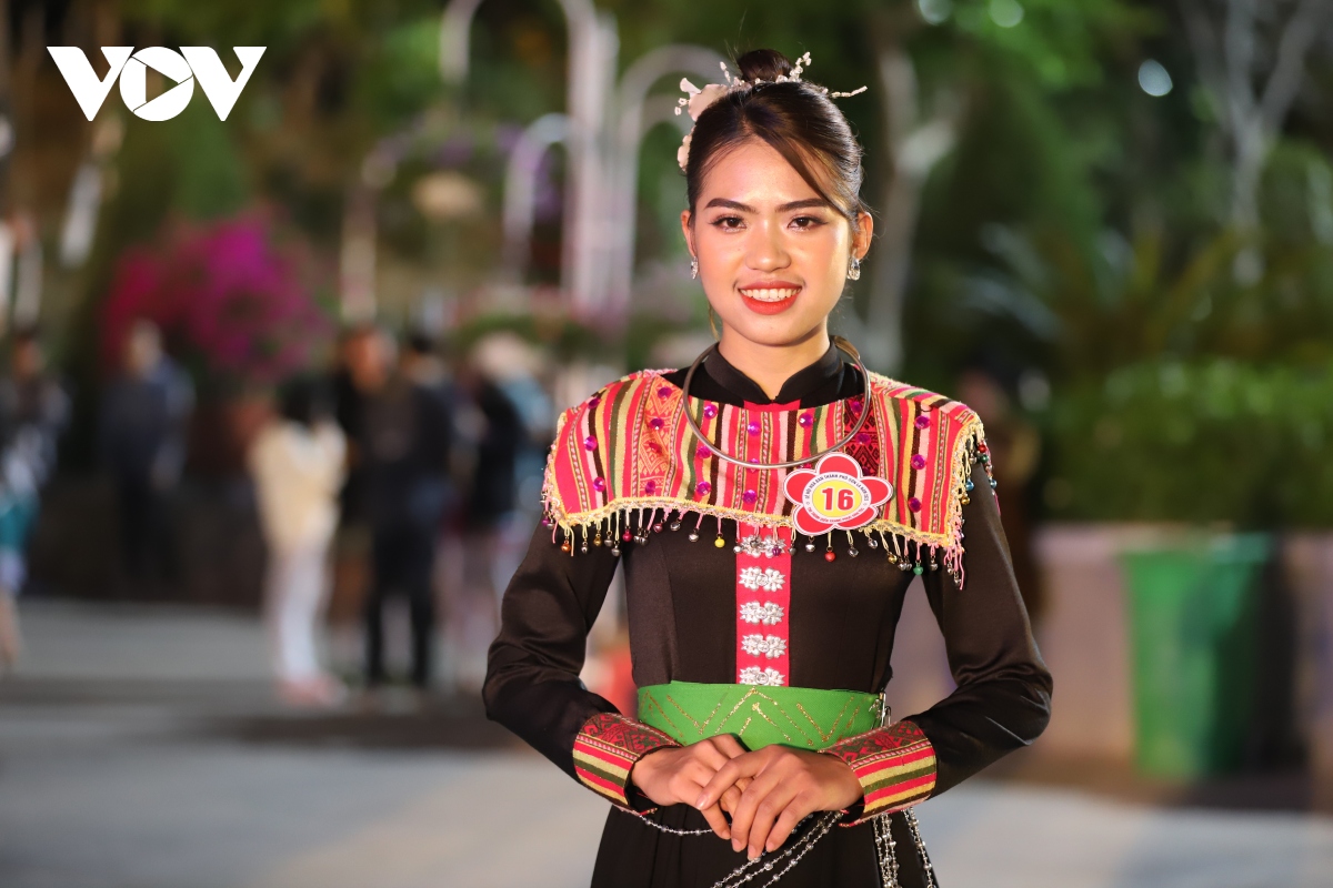 Ngọt ngào cô gái thái... - Trang phục váy áo cóm dân tộc Thái | Facebook