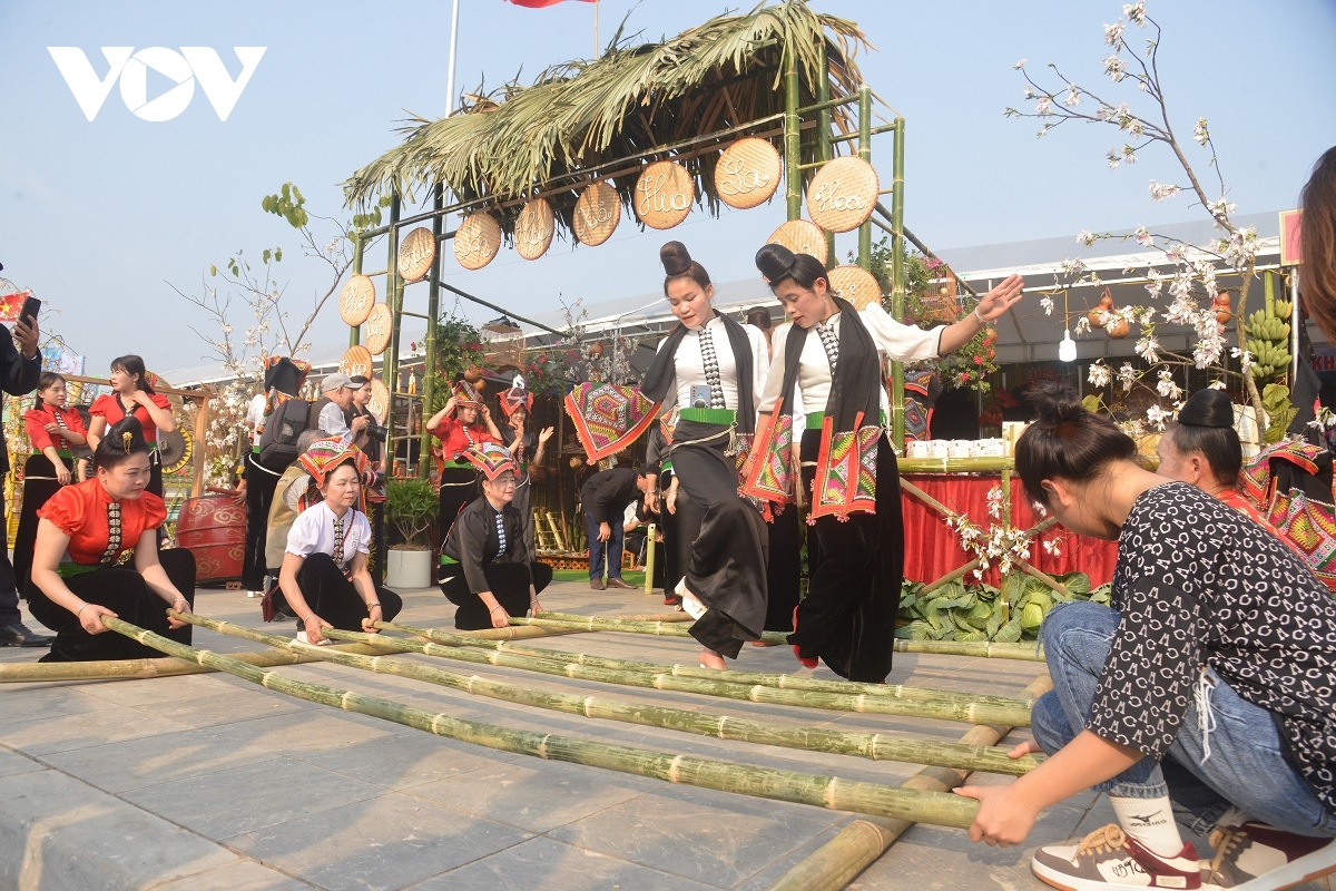 soi dong le hoi hoa ban thanh pho son la hinh anh 7