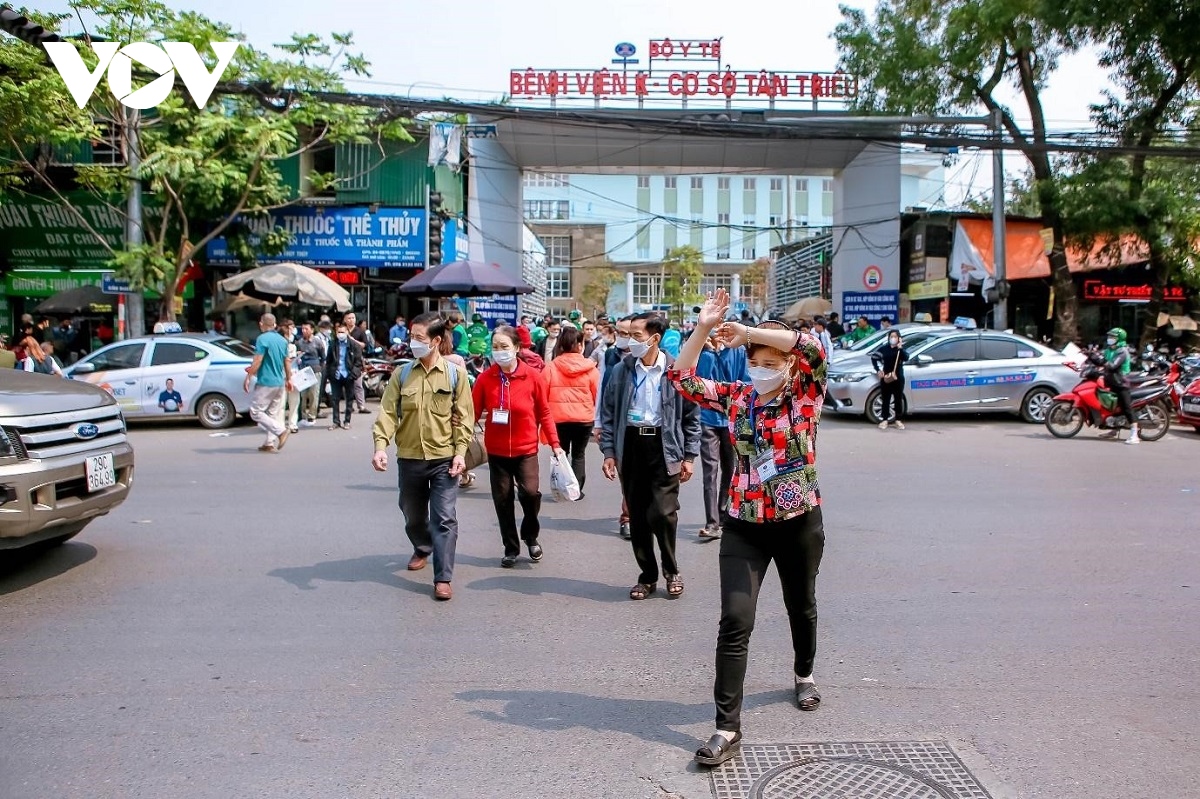 cau vuot bo hanh bo khong, nguoi di bo bat chap nguy hiem sang duong hinh anh 7