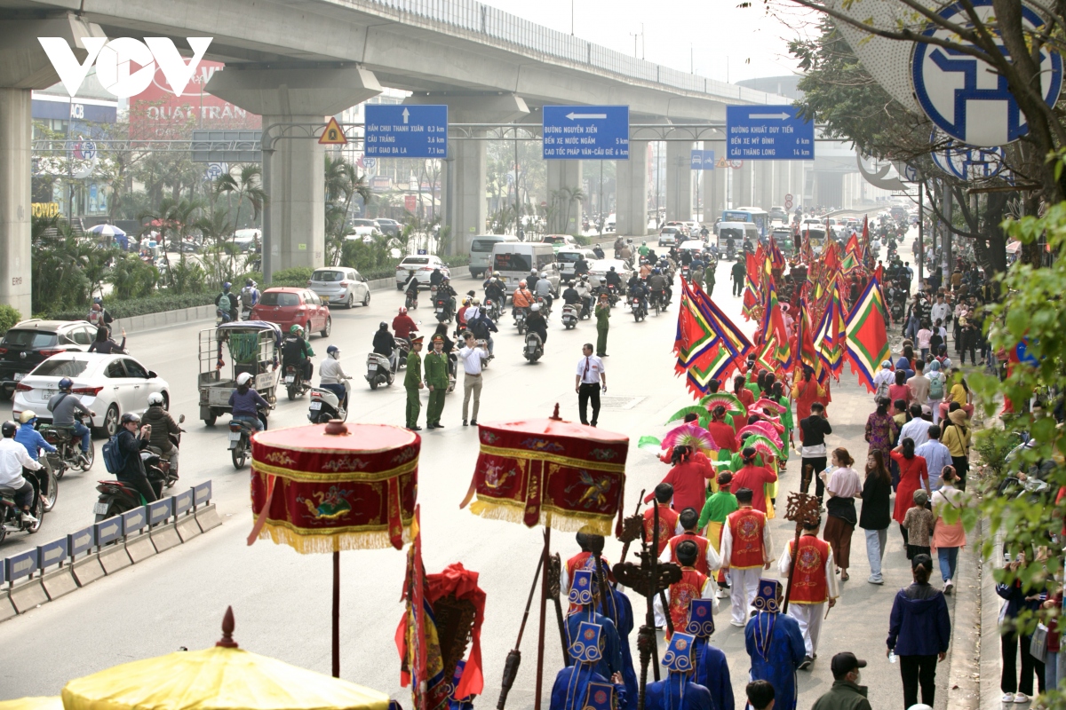 le hoi ruoc kieu nhu thi chay nao nhiet duong pho ha noi hinh anh 2