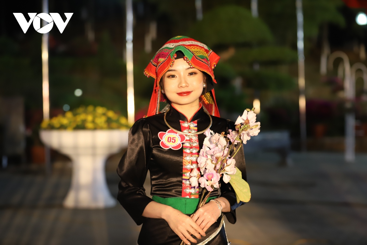 Hòa Minzy hóa cô gái Mai Châu trong trang phục dân tộc Thái
