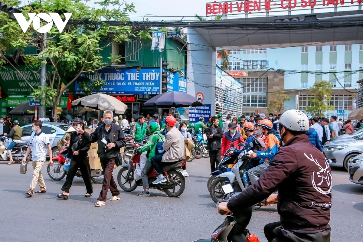 cau vuot bo hanh bo khong, nguoi di bo bat chap nguy hiem sang duong hinh anh 9