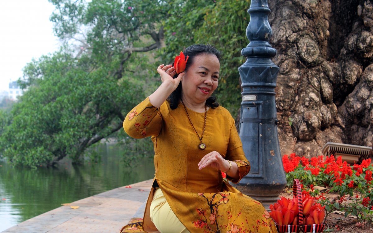Người Hà Nội ngẩn ngơ với tháng 3 hoa gạo bung nở