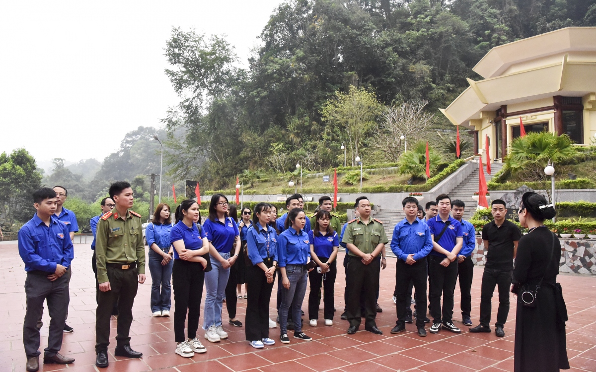 Doan thanh nien vov tang qua cho gia dinh chinh sach, kho khan o cao bang hinh anh 16