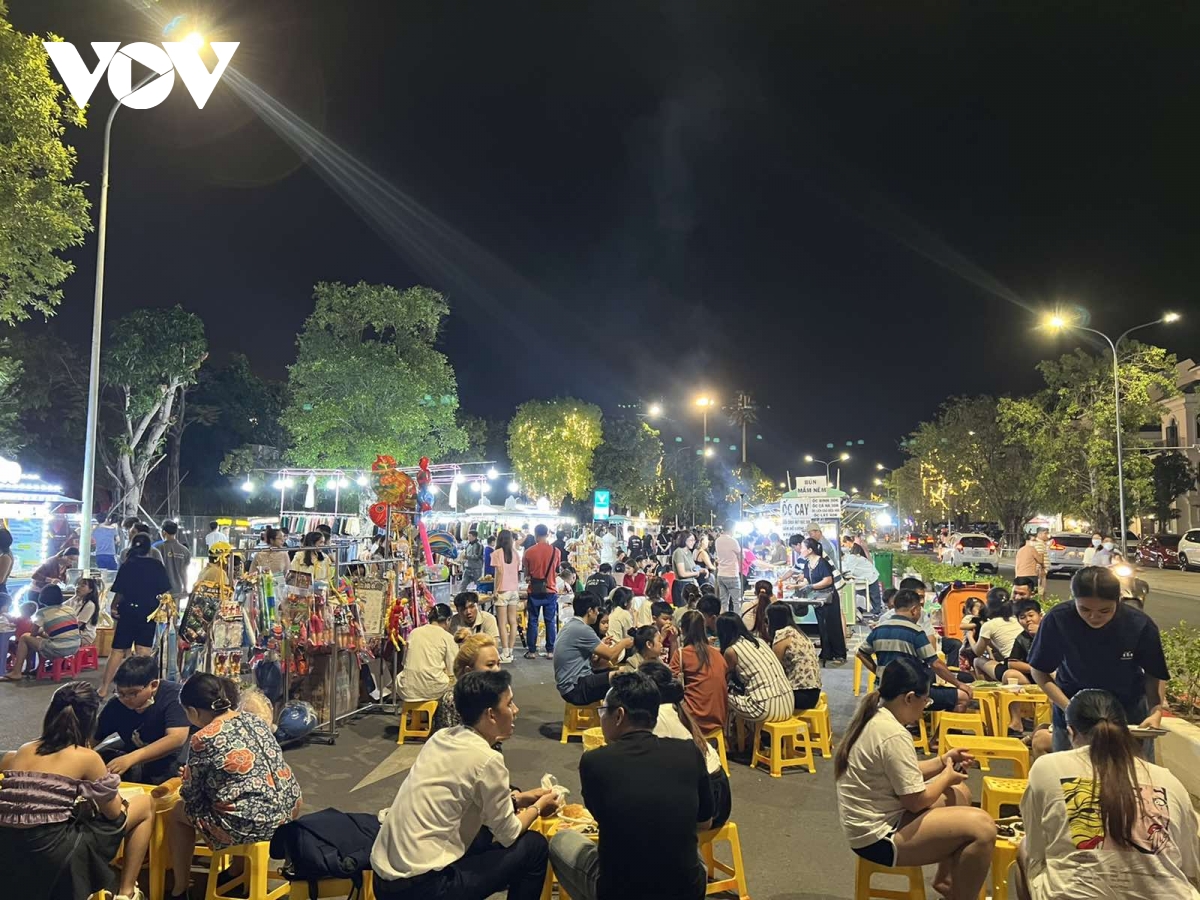 “Đổi gió” 8/3, ghé ngay phố đêm ẩm thực Grand Park