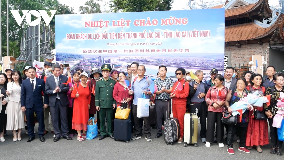 80 khach trung quoc dau tien nhap canh vao lao cai tham gia tour du lich vang hinh anh 1