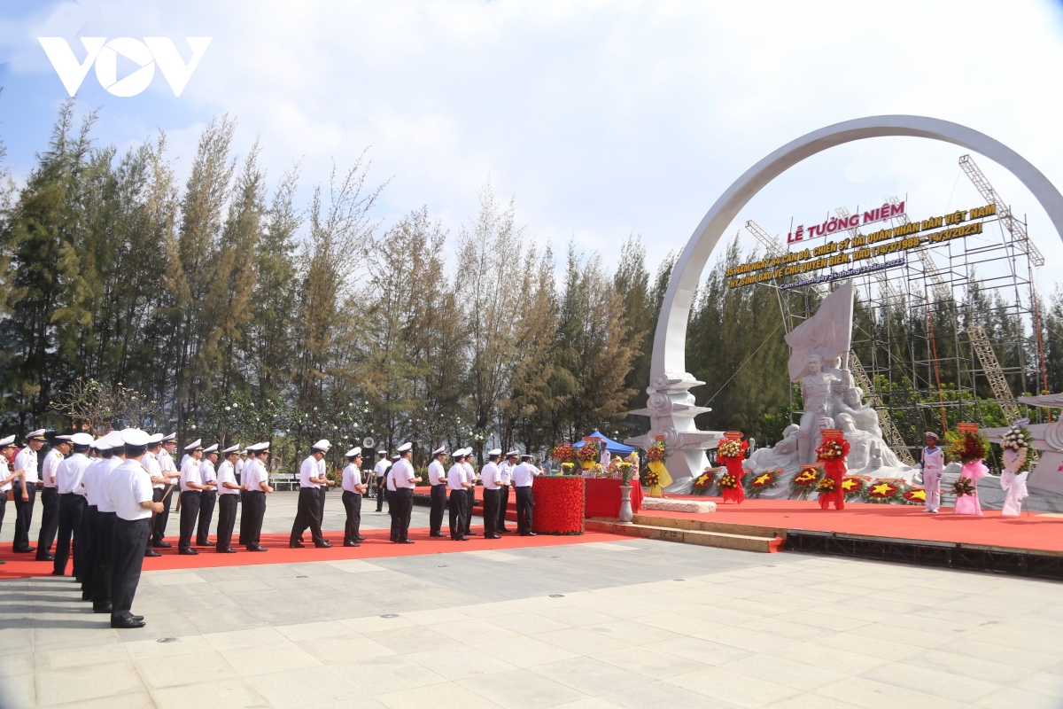 dang huong tuong niem cac anh hung liet si gac ma hinh anh 2