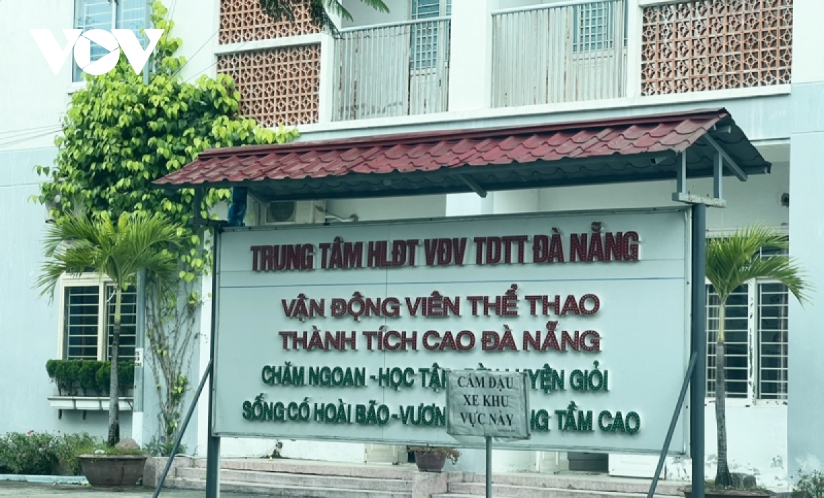 Da nang thu hoi quyet dinh khen thuong 2 can bo dang bi ky luat hinh anh 1