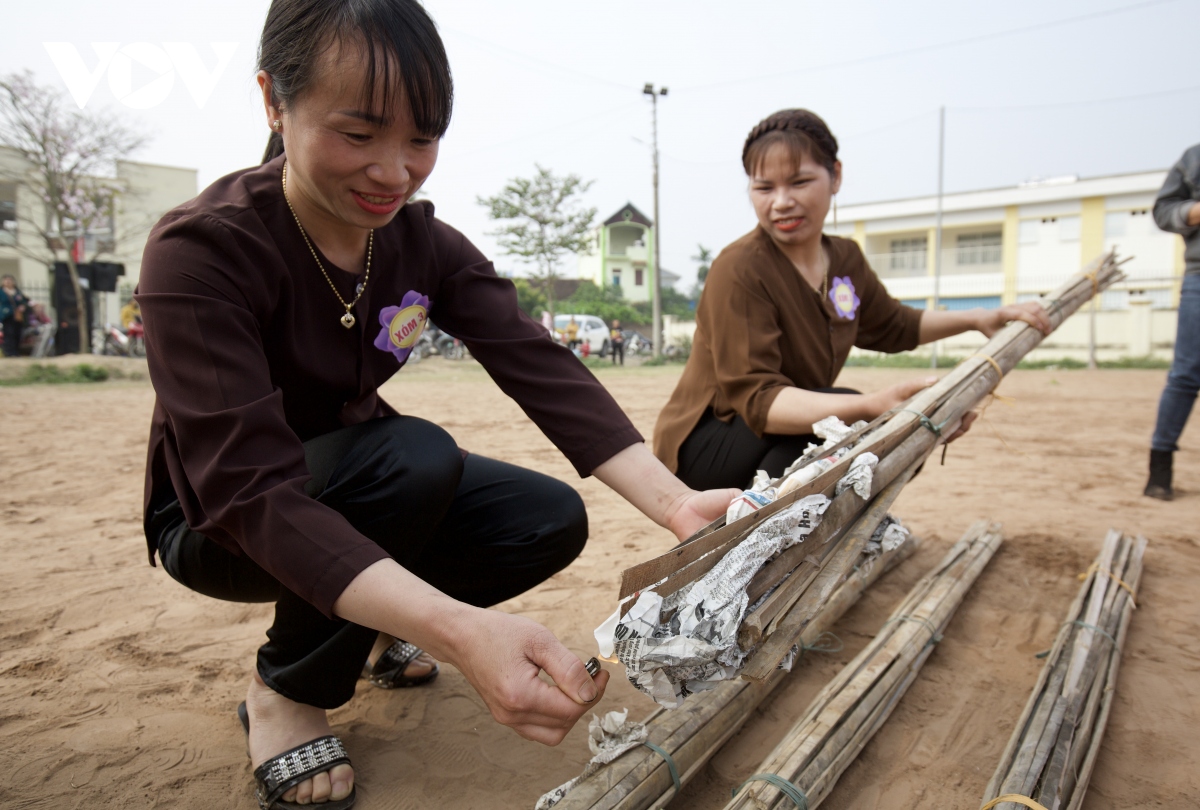 Doc dao cuoc thi vua di vua thoi com o le hoi Dong lu, ha noi hinh anh 5