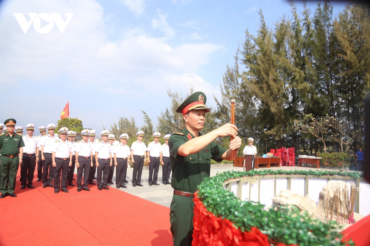 dang huong tuong niem cac anh hung liet si gac ma hinh anh 3