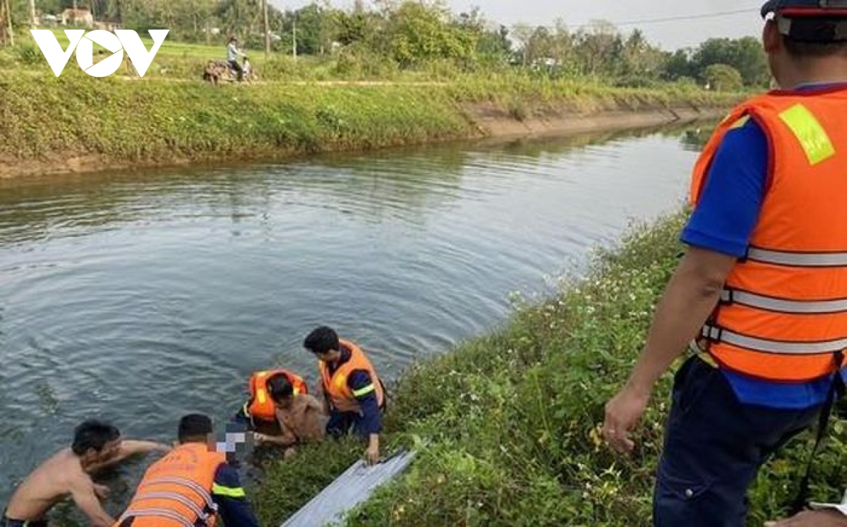 nam thanh nien duoi nuoc duoi kenh thuy loi hinh anh 1