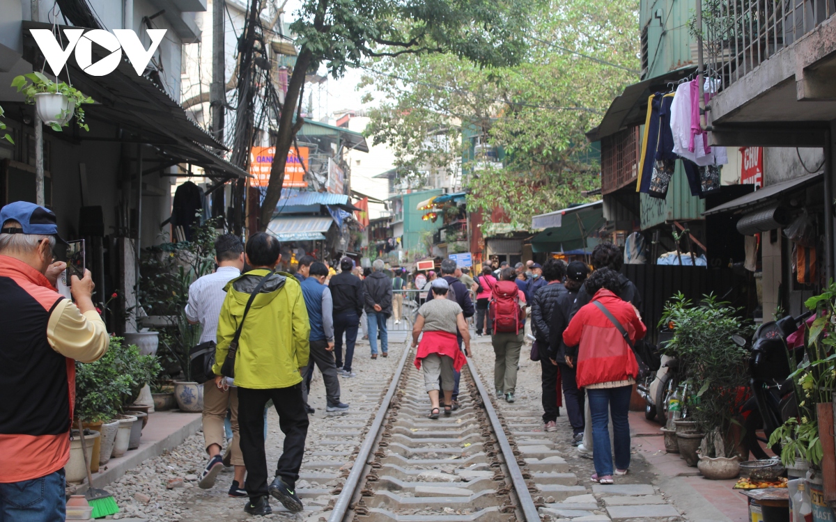 du khach nuoc ngoai van bat chap nguy hiem, tran vao pho ca phe duong tau ha noi hinh anh 5