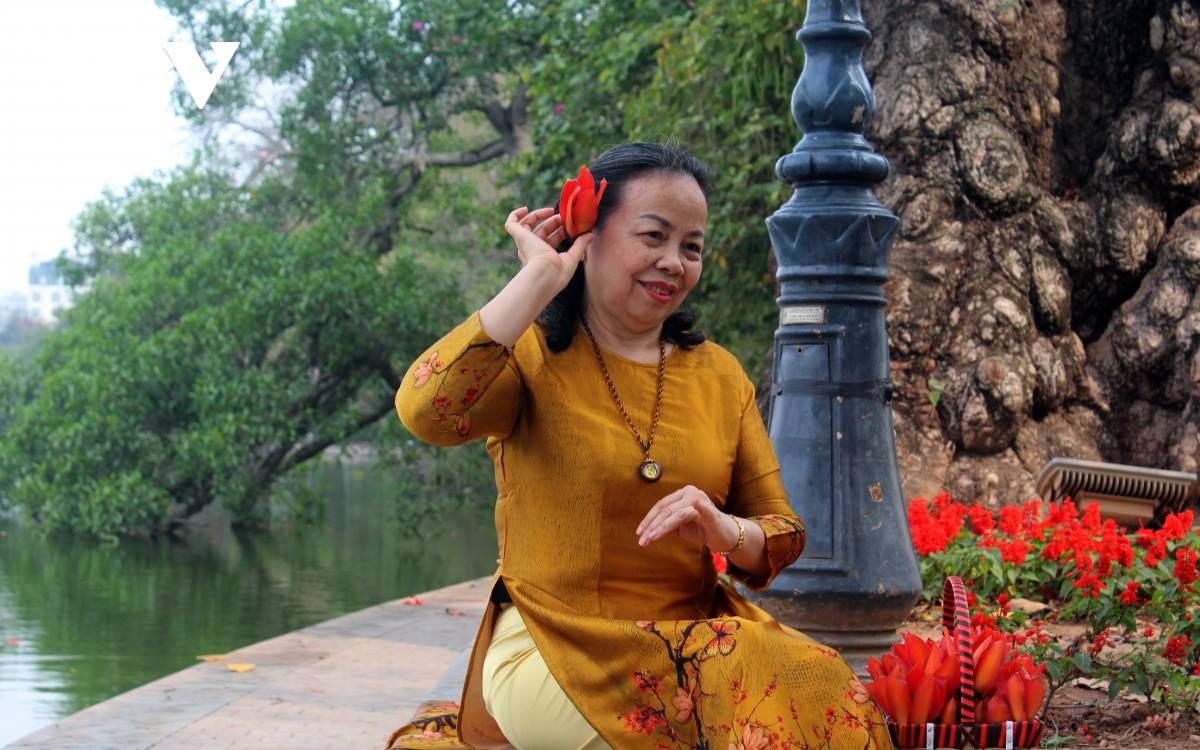 nguoi ha noi ngan ngo voi thang 3 hoa gao bung no hinh anh 5