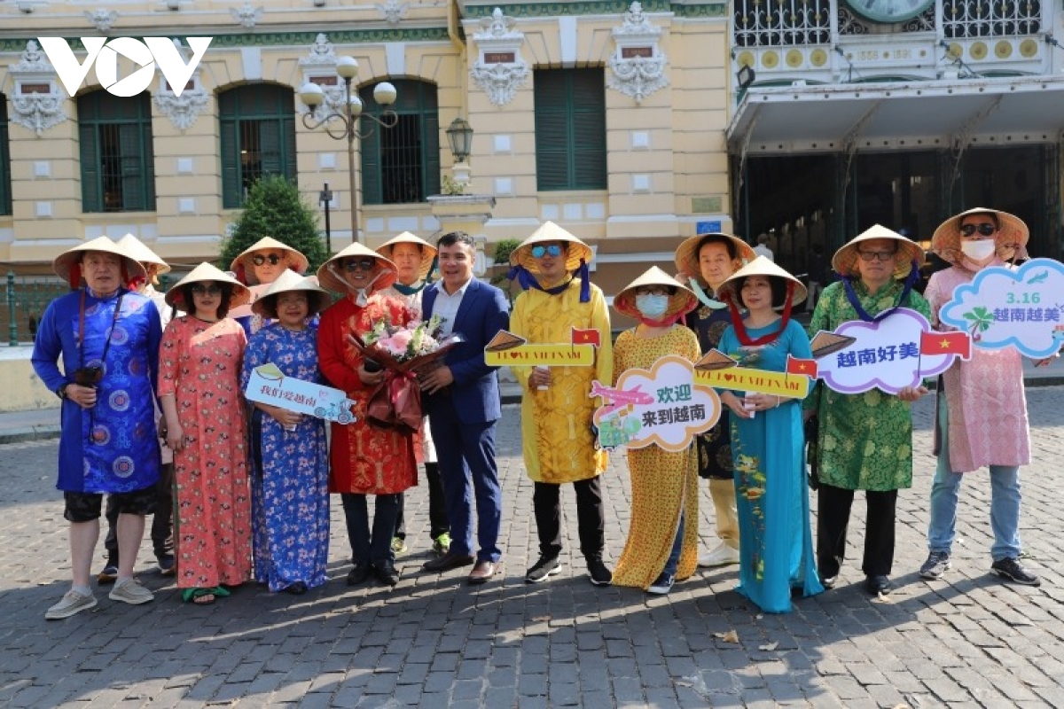 Doan du khach dau tien cua trung quoc den du lich tp.hcm sau dai dich covid-19 hinh anh 1