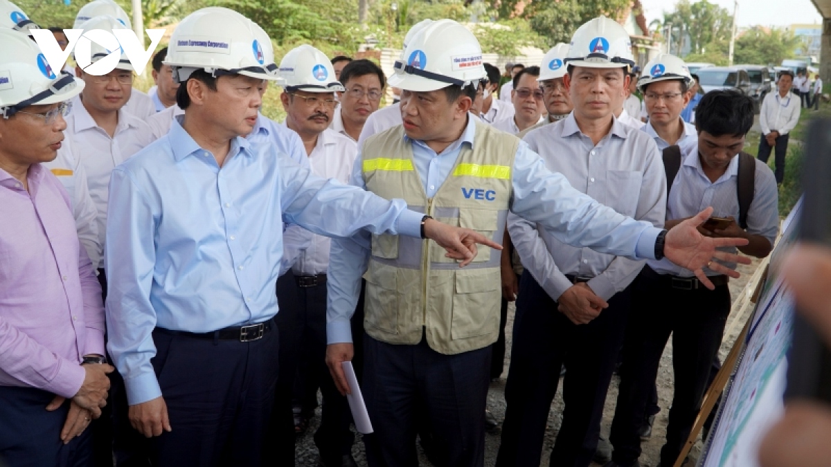 tiền nhàn rỗi vec gửi tiết kiệm trong khi cao tốc bến lức long thành lại trì trệ hình ảnh 1 tien nhan roi vec gui tiet kiem trong khi cao toc ben luc long thanh lai tri tre hinh anh 1
