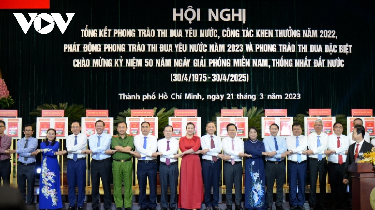 bi thu thanh uy tp.hcm chu trong bao ve can bo nang dong, sang tao vi loi ich chung hinh anh 3