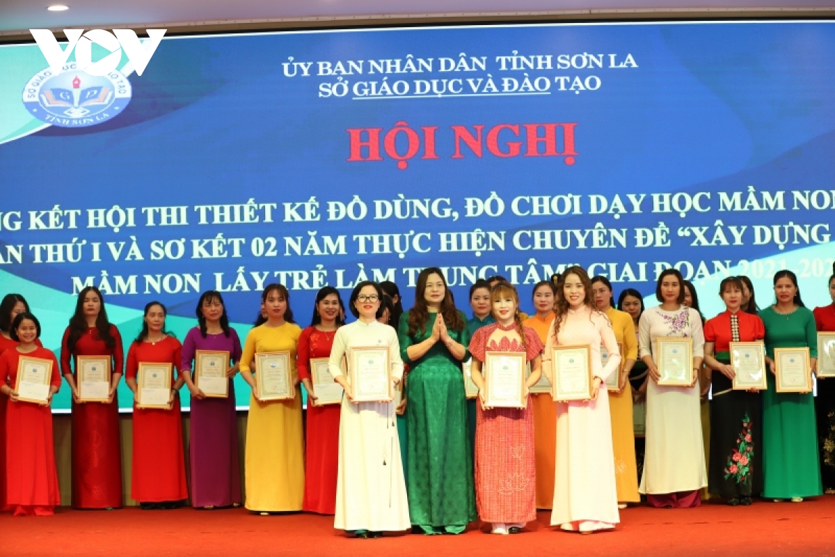 thay co sang tao thiet ke do dung, do choi day hoc cho tre mam non hinh anh 3