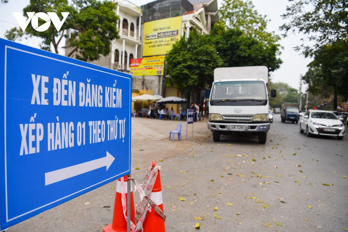 trung tam dang kiem o bac ninh qua tai, tai xe xep hang tu nua dem hinh anh 3